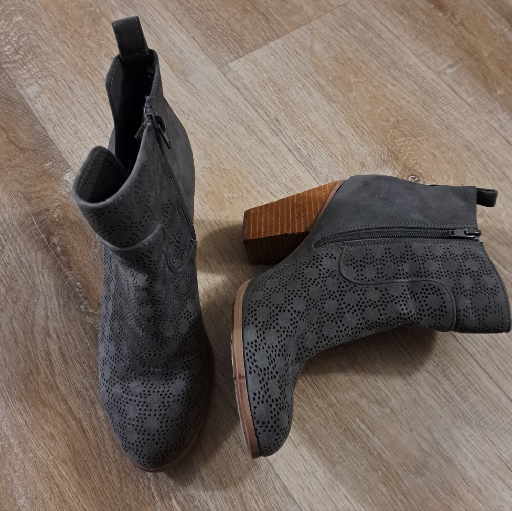 Carlos Santana Gray Holly Perforated Ankle Boots Wood Block Heel Women's Size 8